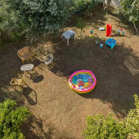 Anastasia's Lemon Garden Apartment *